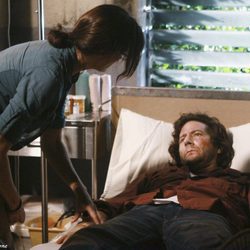 Zoe observa a Desmond