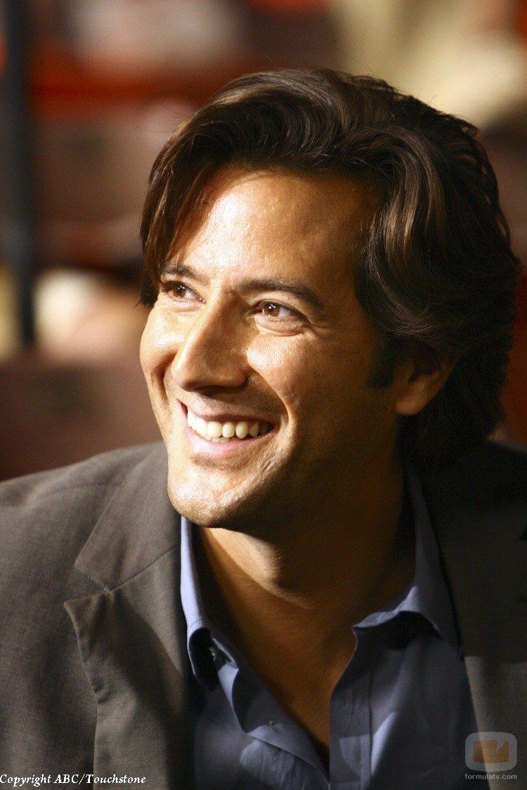 Henry Ian Cusick en 'Happily Ever After'
