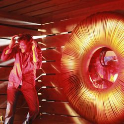 Desmond se sumerge en el campo electromagnético