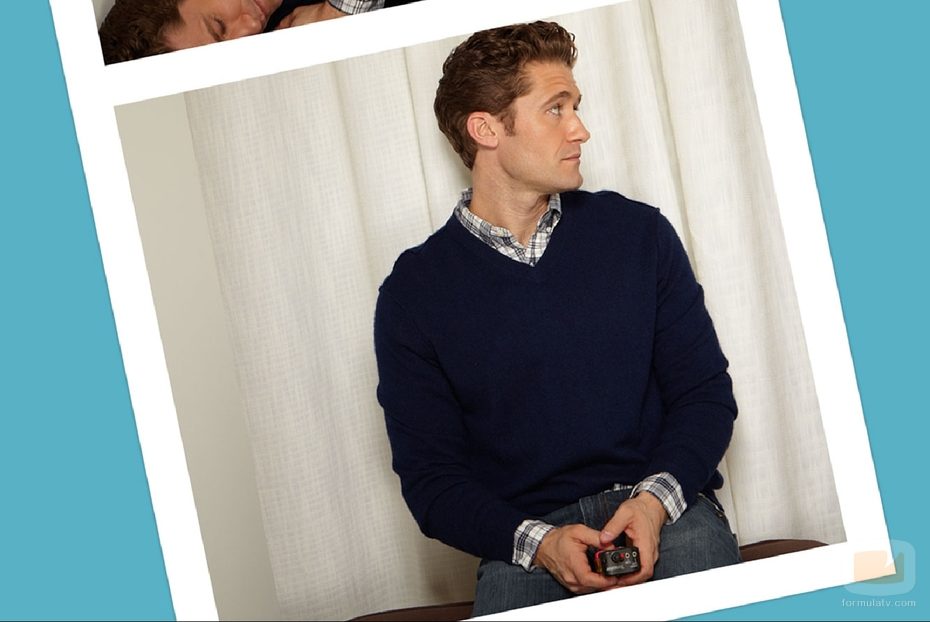 Matthew Morrison mirando para otro lado