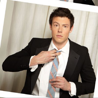 Cory Monteith se ajusta la corbata