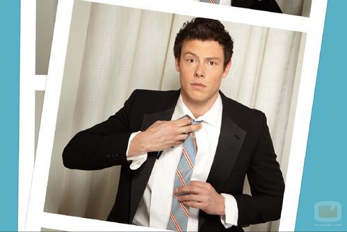 Cory Monteith se ajusta la corbata