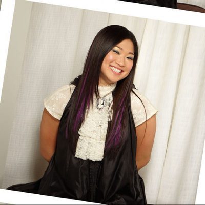 Jenna Ushkowitz sonríe