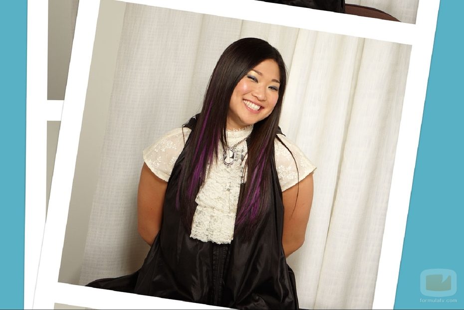 Jenna Ushkowitz sonríe