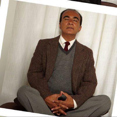 Iqbal Theba meditando