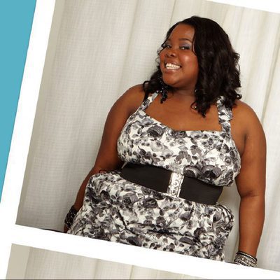 Amber Riley sonriente
