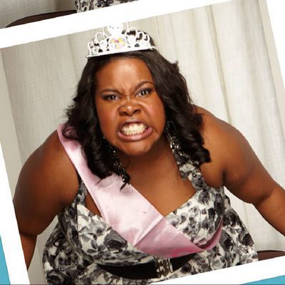 Amber Riley con cara de pocos amigos