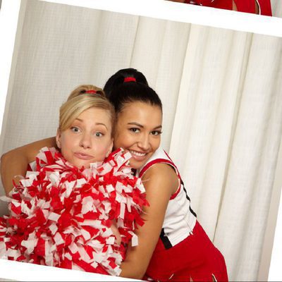 Naya Rivera abraza a Heather Morris