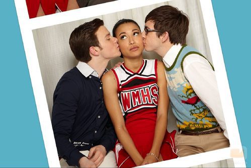 Chris Colfer y Kevin McHale besan a Naya Rivera