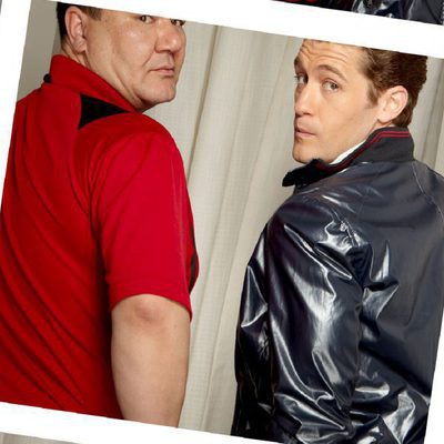 Patrick Gallagher y Matthew Morrison de espaldas