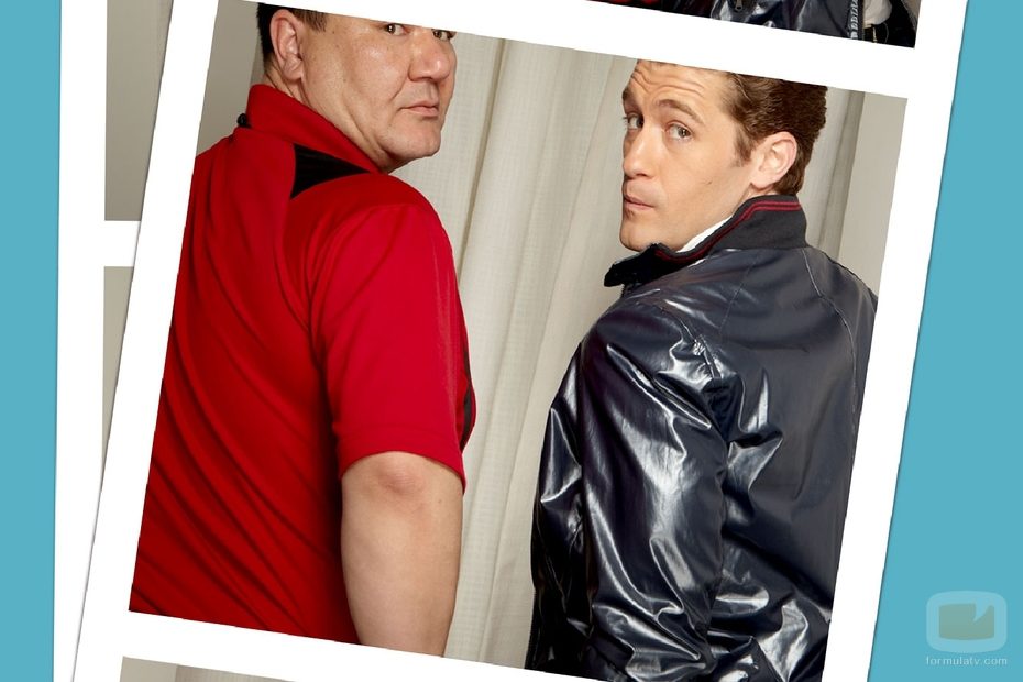 Patrick Gallagher y Matthew Morrison de espaldas