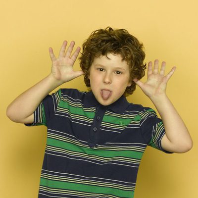 Nolan Gould saca la lengua