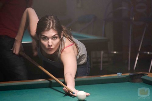 Ana juega al billar en 'Karabudjan'