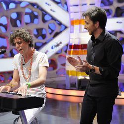 Mika toca el piano en 'El hormiguero'