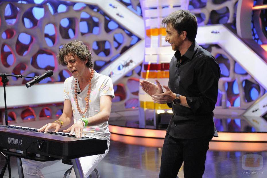 Mika toca el piano en 'El hormiguero'