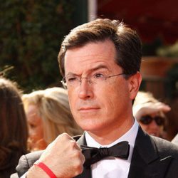 Stephen Colbert posa en la gala de los Emmy de 2007