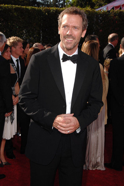 Hugh Laurie vestido de smoking en los Emmys