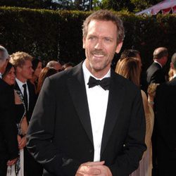 Hugh Laurie vestido de smoking en los Emmys
