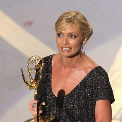 Jaime Pressly recogiendo su premio Emmy por 'Me llamo Earl'