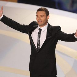 Ryan Seacrest en la gala de los Emmy 2007