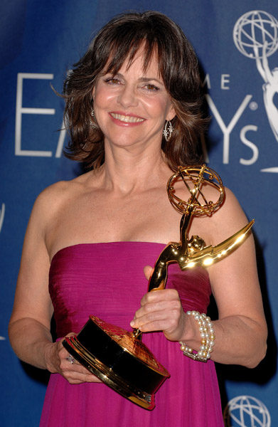 La actriz Sally Field sonriente con su Premio Emmy 2007 por su papel como Norah Walker en 'Cinco hermanos'
