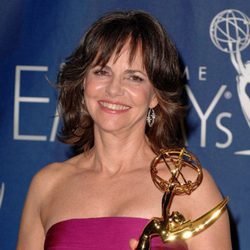 La actriz Sally Field sonriente con su Premio Emmy 2007 por su papel como Norah Walker en 'Cinco hermanos'