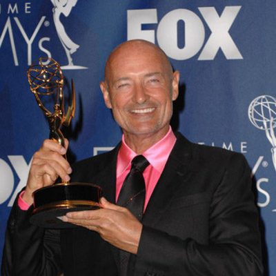 Terry O'Quinn posando con su premio Emmy en la ceremonia de 2007