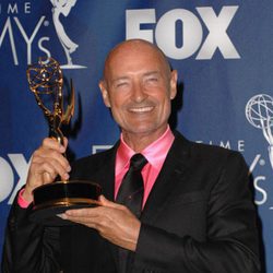 Terry O'Quinn posando con su premio Emmy en la ceremonia de 2007