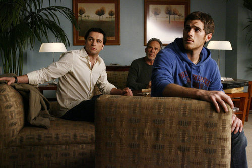 Dave Annable, Matthew Rhys y Ron Rifkin en 'Cinco hermanos'