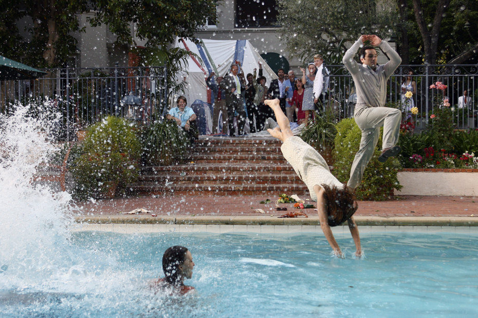 Los protagonistas de 'Cinco hermanos' se mojan en la piscina