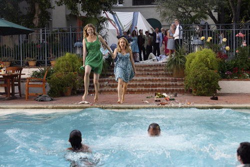 Emily VanCamp y Patricia Wettig se tiran a la piscina