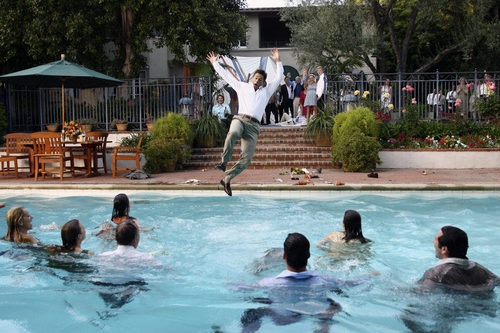 Rob Lowe a punto de caer en la piscina en 'Cinco hermanos'