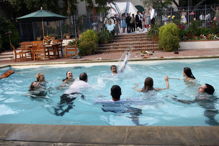 Rob Lowe mojado en la piscina en 'Matricarca'