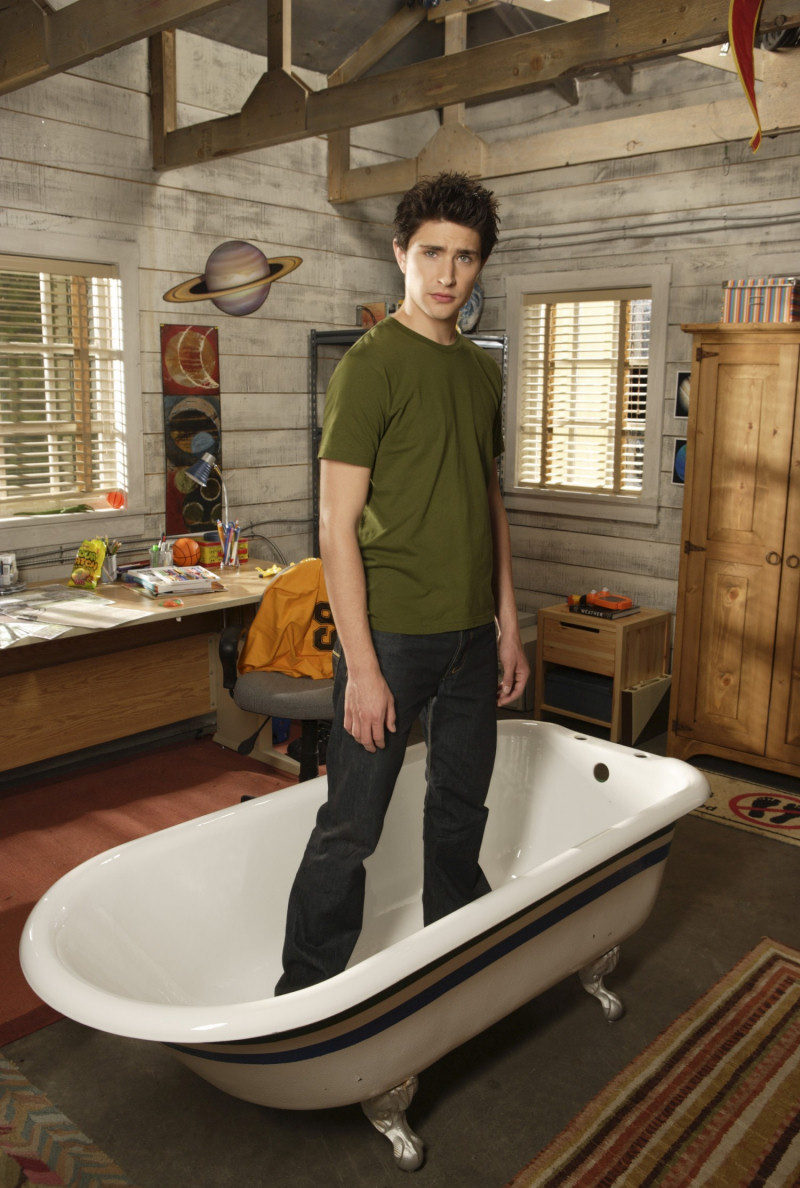 Matt Dallas de pie en la bañera