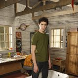 Matt Dallas de pie en la bañera