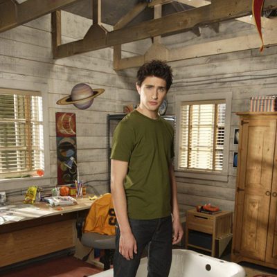 Matt Dallas de pie en la bañera