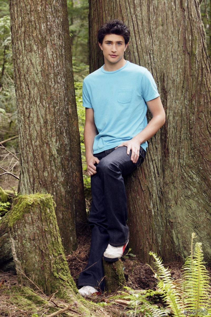 Matt Dallas en el bosque