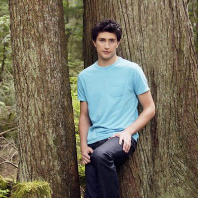 Matt Dallas en el bosque