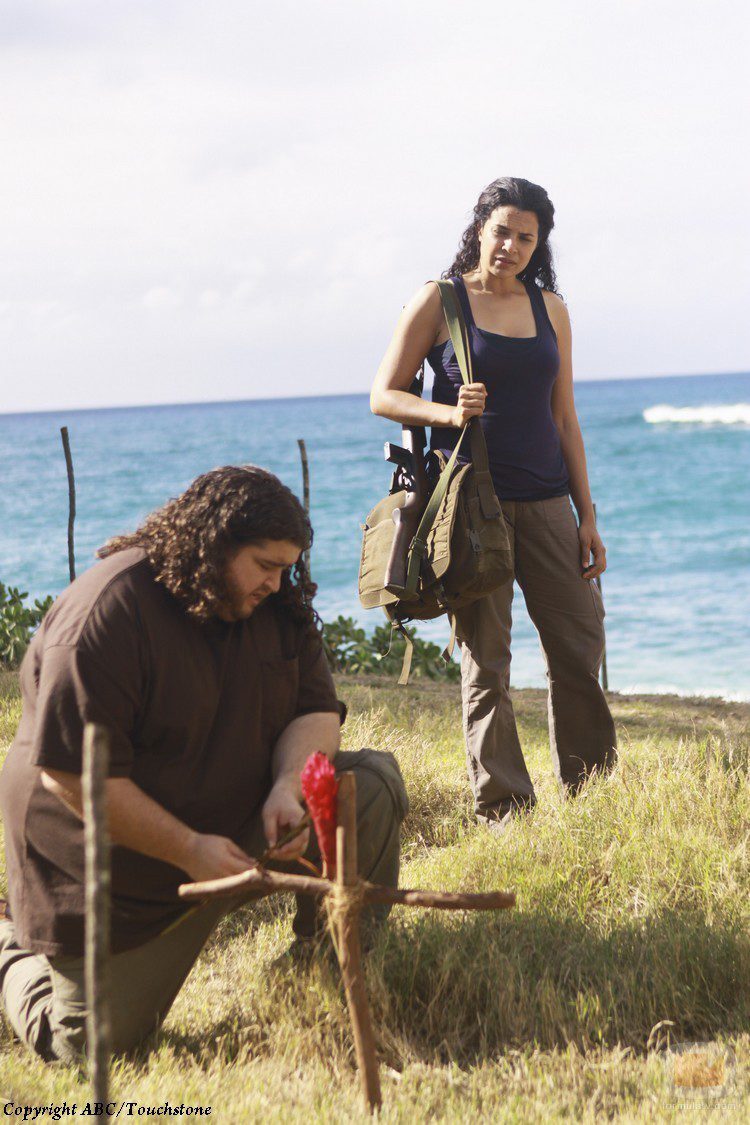Ilana y Hugo Reyes frente a la tumba de Libby