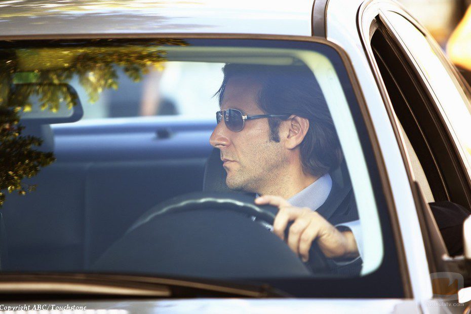 Desmond espera en el coche