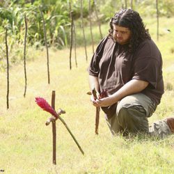 Hurley habla frente a Libby enterrada