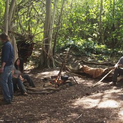 Sayid y Sawyer discuten