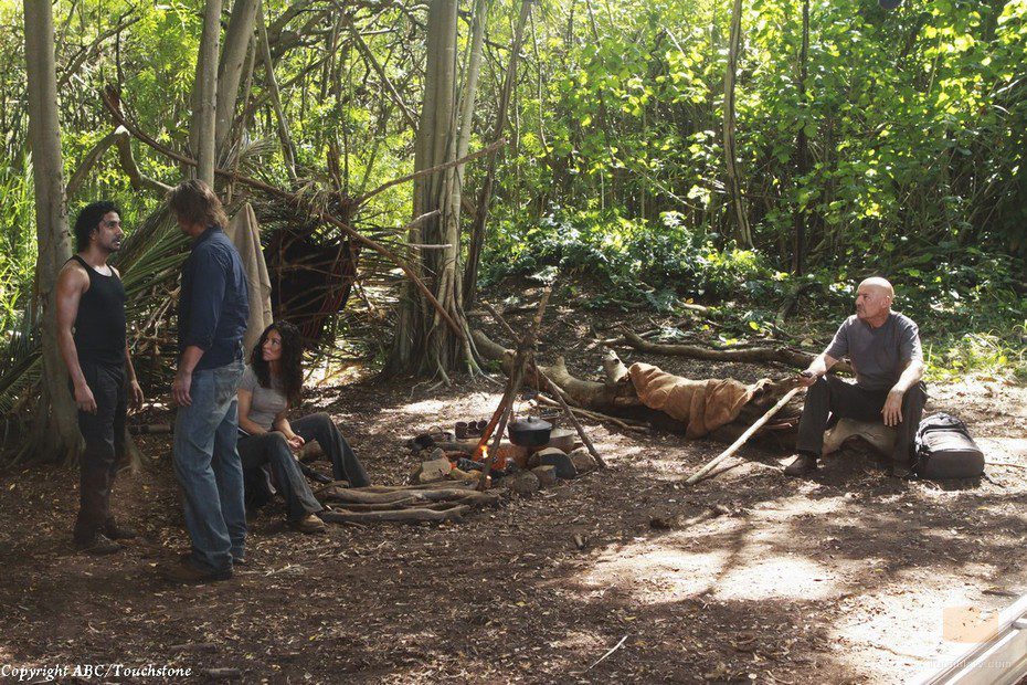 Sayid y Sawyer discuten