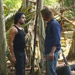 Sawyer discute con Sayid