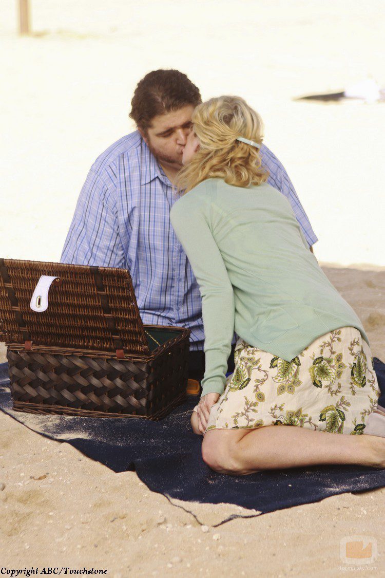 Hurley y Libby se besan en la playa