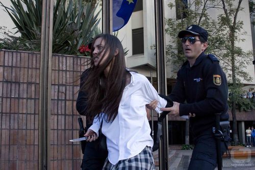 Una mujer con un cuchillo en 'Karabudjan'