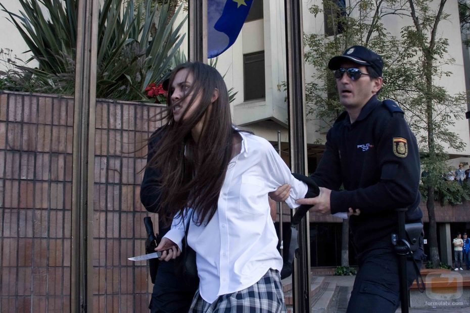 Una mujer con un cuchillo en 'Karabudjan'