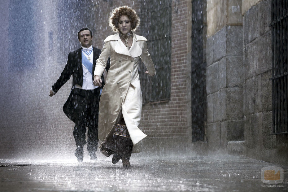 La Duquesa de Alba corre bajo la lluvia