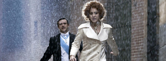 La Duquesa de Alba corre bajo la lluvia