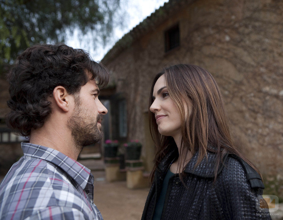 Norma Elizondo y Juan Reyes se miran
